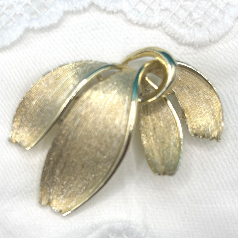 TARA‎ Vintage Gold Tone Leaf Brooch Pin Textured Mid Century Jewelry